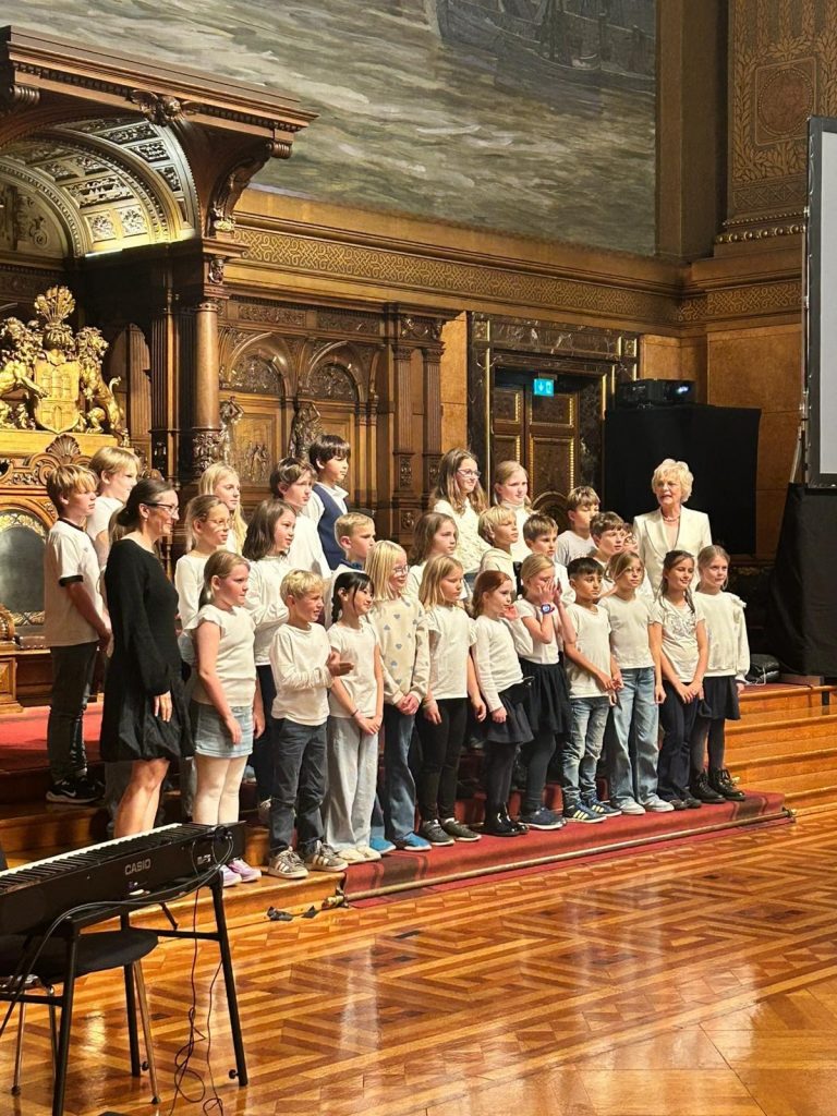 Gruppenfoto mit Schulsenatorin Ksenija Bekeris (li) und Ingrid Ehlerding von der Ehlerding Stiftung (re)
