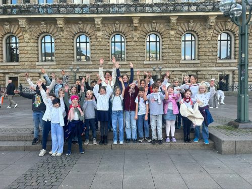 Gruppenfoto mit Schulsenatorin Ksenija Bekeris (li) und Ingrid Ehlerding von der Ehlerding Stiftung (re)
